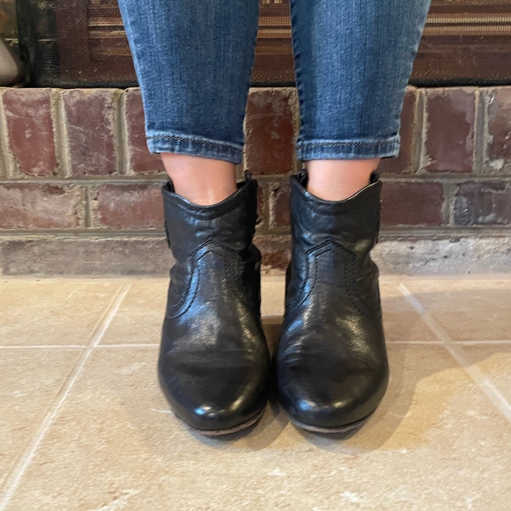 Frye Black leather Ankle Booties with lift insole. Size 7. Like new condition - Picture 5 of 9